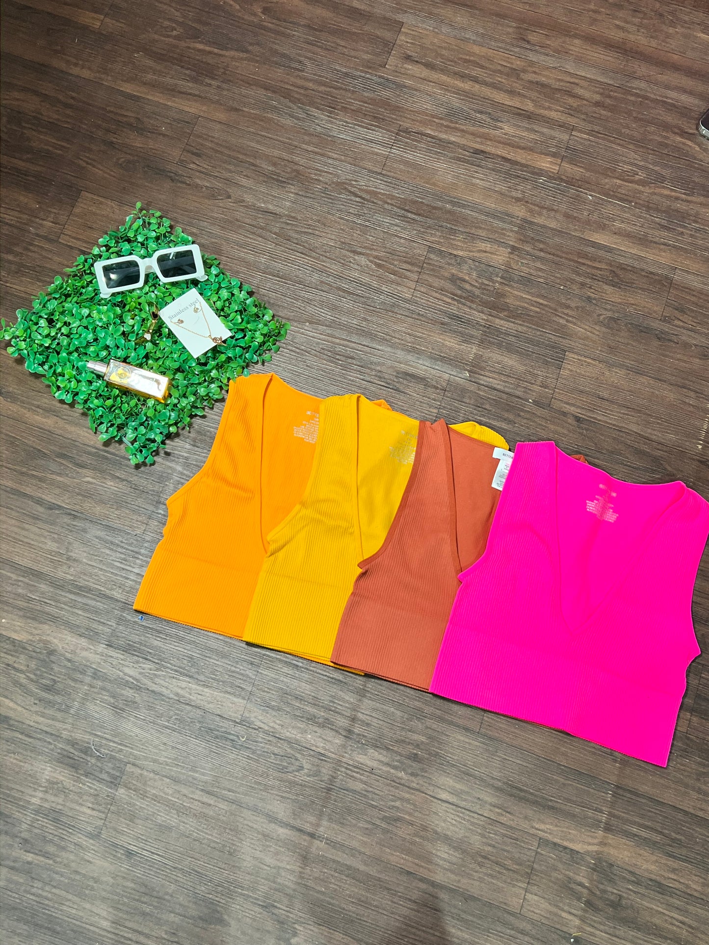 SEAMLESS V NECK CROPTOP